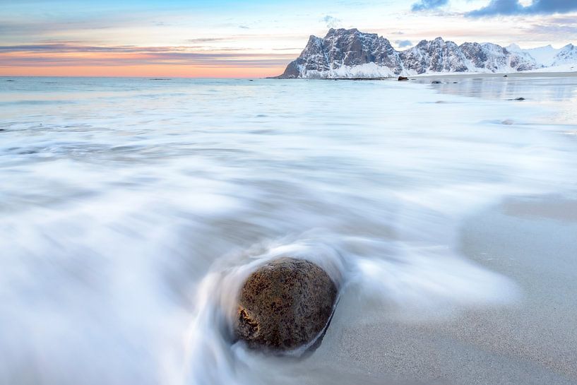 Lofoten zonsondergang op het strand van Utakleiv tijdens een mooie winterdag van Sjoerd van der Wal Fotografie