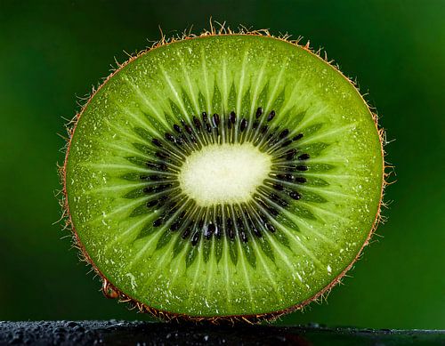 Gedetailleerde close-up van een verse kiwi van Mustafa Kurnaz