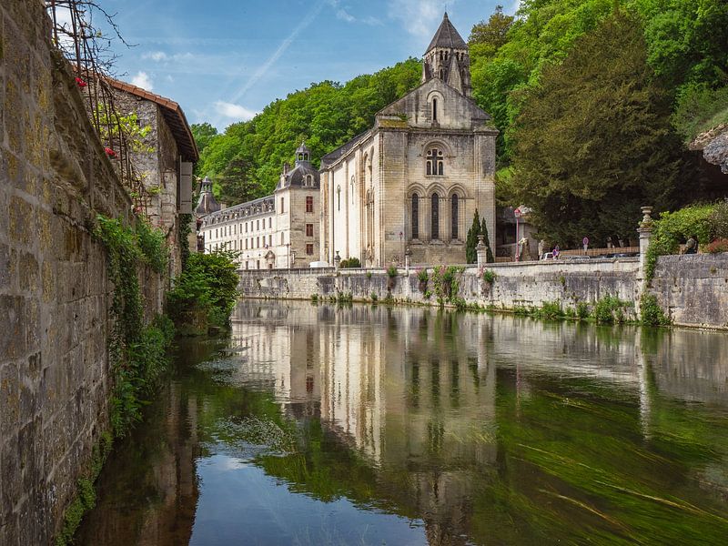 Kerk en abdij in Brantôme, dorp in de Dordogne van Martijn Joosse