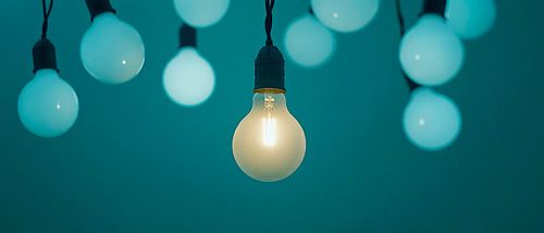 Lichtgevende gloeilampen op een rij