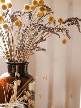 Vase brun avec lavande séchée et fleurs en forme de baguettes de tambour