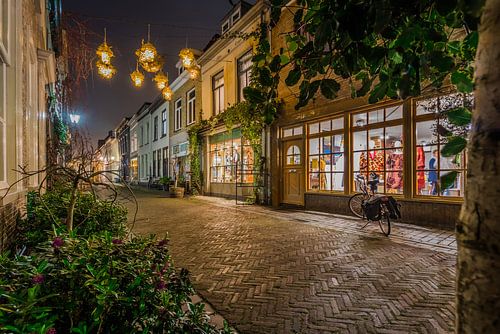 Avondopname van de Lievevrouwestraat in Bergen op Zoom