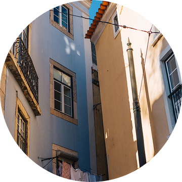 Straatje in Lissabon met was - Portugal van Tim Visual Storyteller