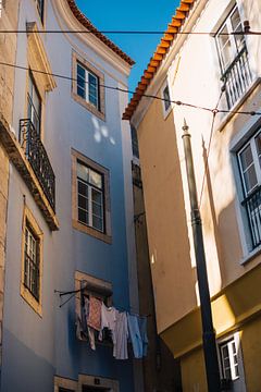 Straatje in Lissabon met was - Portugal van Tim Visual Storyteller