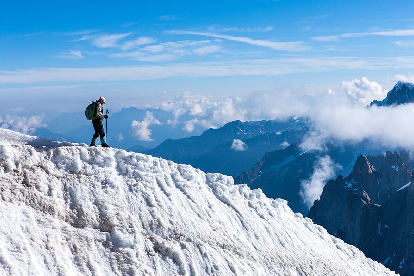 Bergbeklimmer daalt af op besneeuwde bergkam in de alpen bij chamonix. One2expose Wout Kok van Wout Kok