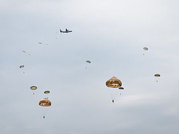 Parachutes in the sky (Airborne)