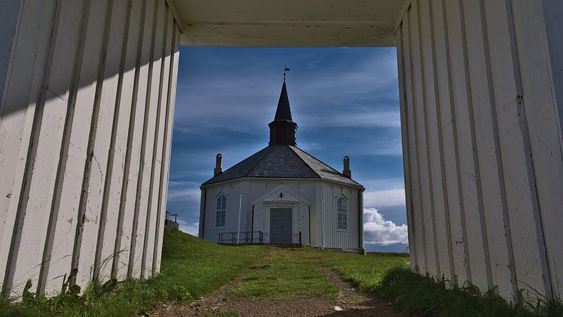 Vue à travers la porte de l'église blanche de Dverberg, Norvège, du point de vue des grenouilles par Timon Schneider