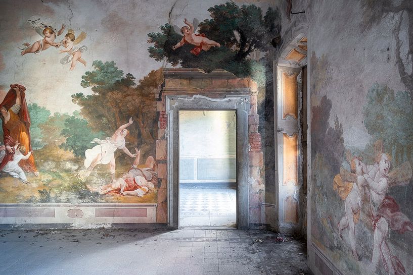 Verlaten Paleis met Fresco. van Roman Robroek - Foto's van Verlaten Gebouwen