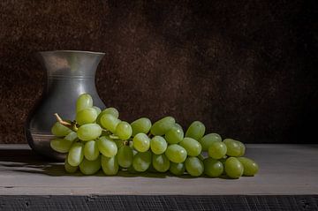Stilleven met druiven en een tinnen vaas van John van de Gazelle fotografie