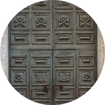 Deur van Chiesa del Purgatorio (kerk met de schedels) in Matera, Italië van Joost Adriaanse
