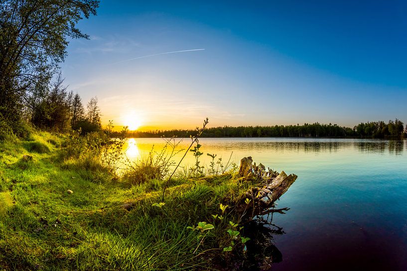 Sunset at the lake by Günter Albers