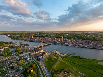 Kampen langs de IJssel tijdens zonsondergang in de lente van Sjoerd van der Wal