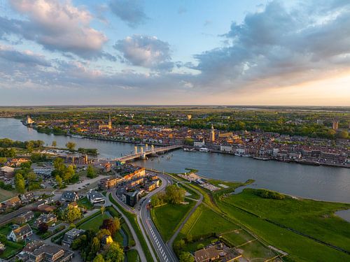 Kampen langs de IJssel tijdens zonsondergang in de lente
