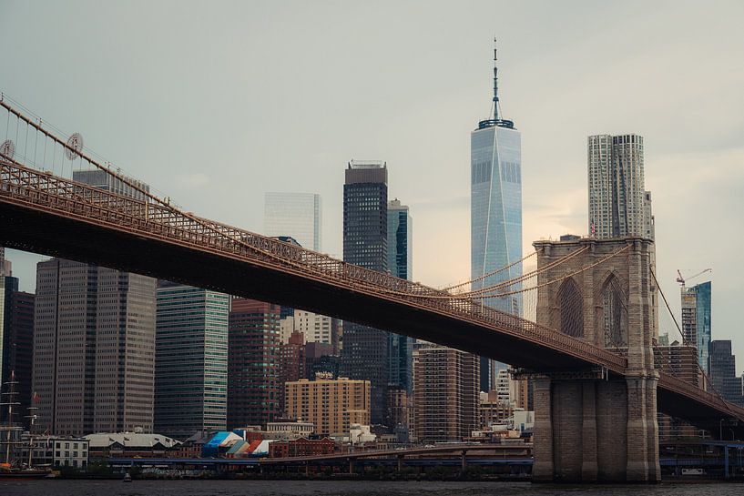 Heure magique à New York - Pont de Brooklyn et One World Trade Center par NZME Photography
