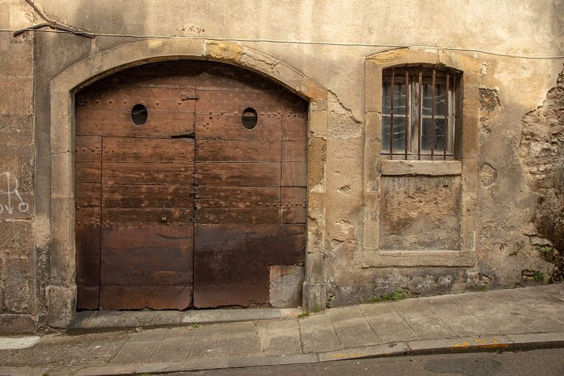 Oude deuren in centrum van Autun, Frankrijk van Joost Adriaanse