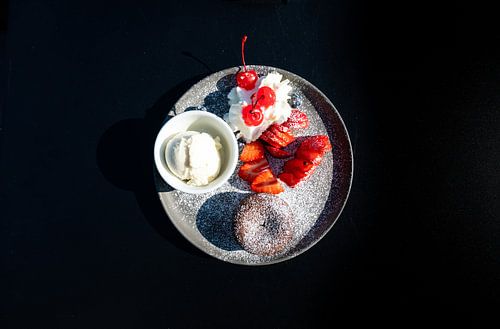 Dessert au chocolat et à la fraise