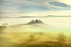 Nebliger Morgen in Val d'Orcia. Toskana, Italien