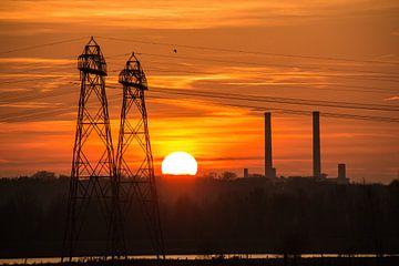 Zonsondergang Zwolle, met electriciteitsmasten. van Janny Beimers