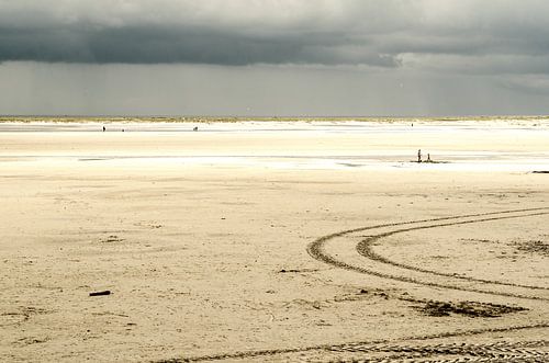Ambiance orageuse sur l'interminable plage de la mer du Nord sur Alexander Baumann