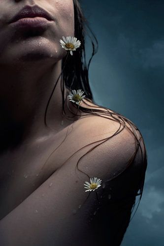 Symbolischer Regen und Blüte: Eine Frau mit Gänseblümchen auf ihrer Haut von Elianne van Turennout