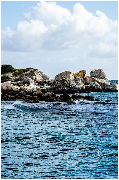Rotsen bij Blue Bay, Curacao van Joke Van Eeghem