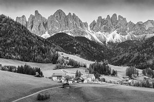Die kleine Kirche von Santa Maddalena in Val di Funes vor der Kulisse der Geisler Berge