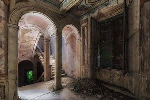Cage d'escalier dans une villa abandonnée