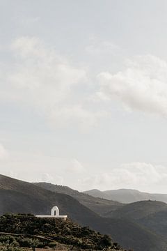 Kleine witte kapel tussen berggezicht - fotoprint