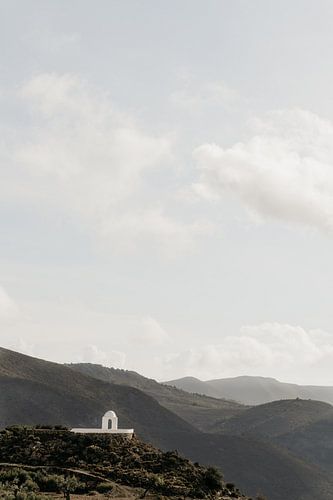 Kleine witte kapel tussen berggezicht - fotoprint