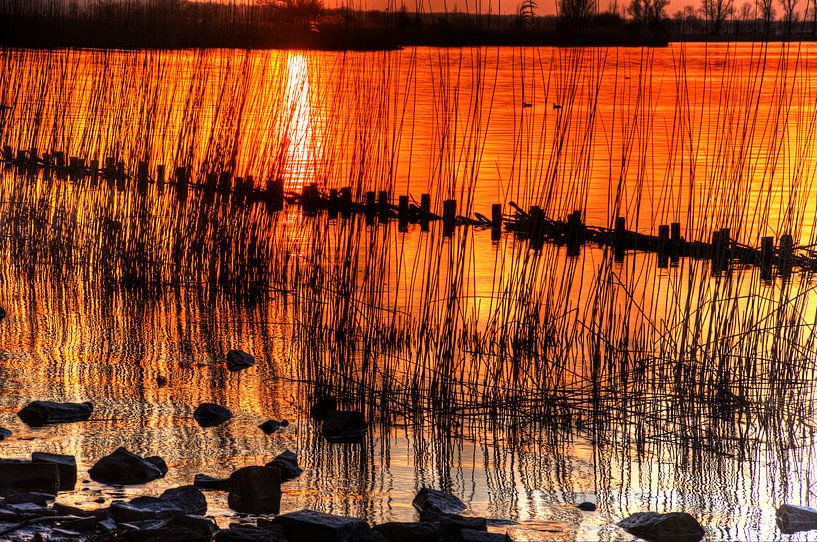 Zonsondergang Palendijk Eemmeer bij Spakenburg by Watze D. de Haan