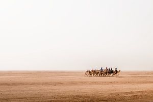 Onderweg door Wadi Rum woestijn in Jordanië van Jelmer Laernoes