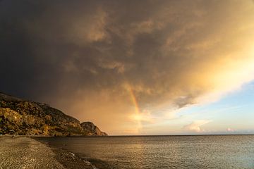 Regenboog aan het strand van Sougia, Kreta van Peter Schickert