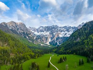 Luftaufnahme des Tals von Zgornje Jezersko im Frühling