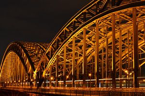 Hohenzollernbrücke Keulen, Duitsland 's nachts von Christopher Lewis