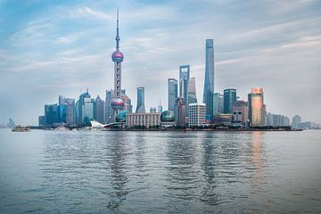 Shanghai Skyline  sur Inge van den Brande