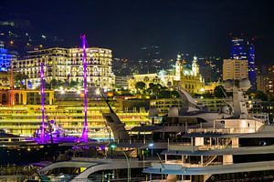 Blick auf den nächtlichen Hafen von Monaco im Sommer