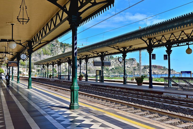 Berühmte Eisenbahnstation im Jugendstil in Giardini-Naxos von Silva Wischeropp