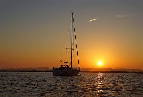 Zeilboot met zonsondergang