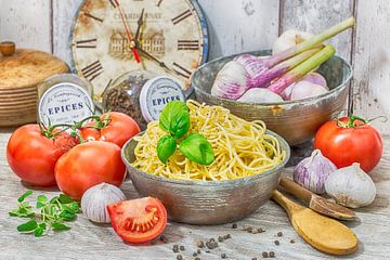 Spaghetti with basil by Uwe Merkel
