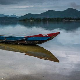 Fischerboot mit Reflexion im Wasser. von Adri Vollenhouw