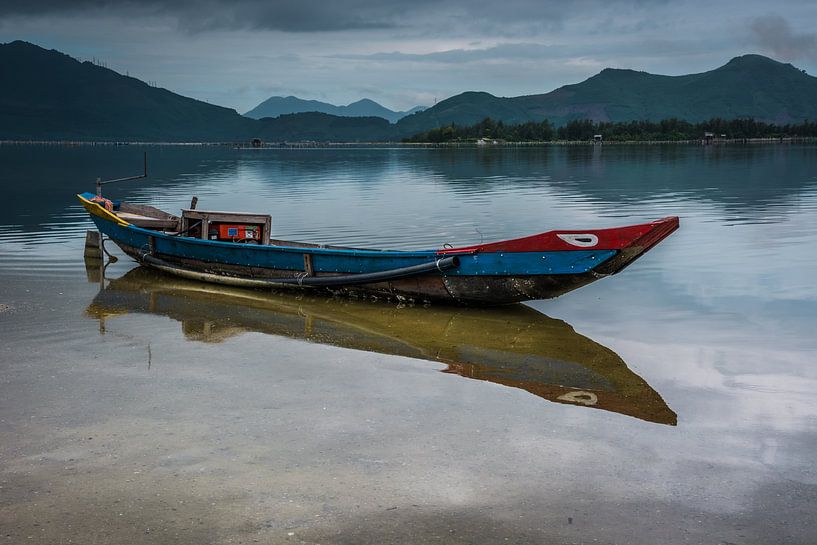 Vissersboot met reflectie in het water. van Adri Vollenhouw