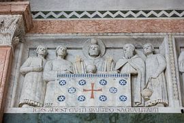 Statue mit Dekapellen über dem Eingang der Kathedrale San Martino in Lucca, Toskana, Italien
