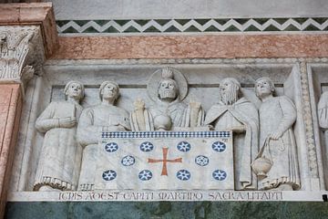 Statue mit Dekapellen über dem Eingang der Kathedrale San Martino in Lucca, Toskana, Italien