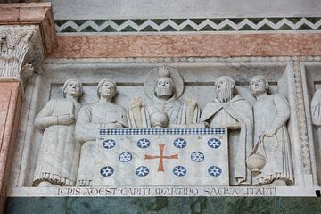 Beeld met decipelen boven ingang Sint Martin Kathedraal in Lucca, Toscane, Italië