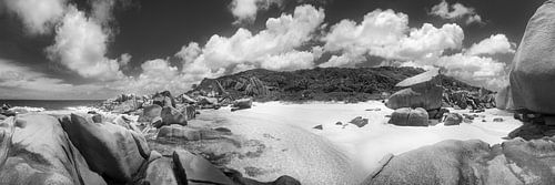 Droomstrand op de Seychellen in zwart-wit.