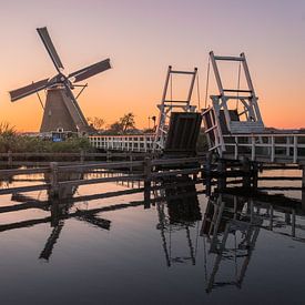 Die Mühle auf dem Kinderdijk mit Sonnenuntergang von Jelmer Laernoes