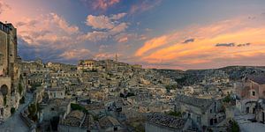 Panorama und Sonnenuntergang über dem beleuchteten Matera