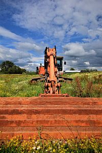 Verlassener rostiger Bagger im Feld von Maud De Vries