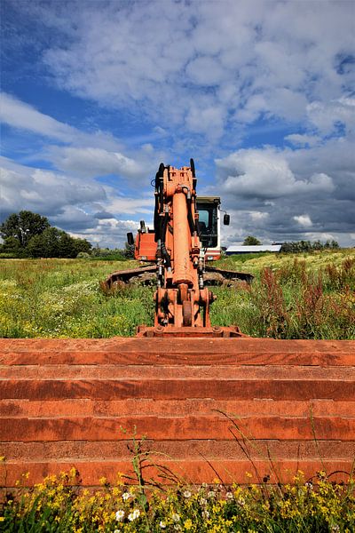 Une pelleteuse rouillée abandonnée dans un champ par Maud De Vries