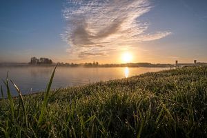Zonsopkomst dorp Rijswijk met sluizen